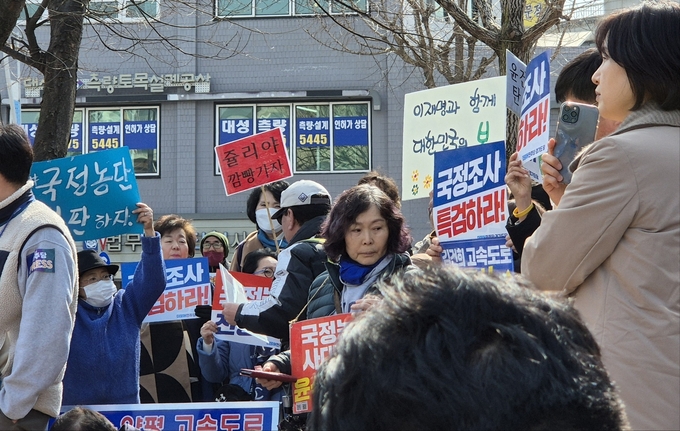 7일 양평군청 한편에 마련된 서울·양평 고속도로 국정농단 진상규명 촉구 농성장에 이재명 더불어민주당 대표 지지자들이 ‘국정조사 특검하라’ ‘국정농단 심판하자’ 등이 적힌 피켓을 들고 있다. (사진= 김한별 기자)