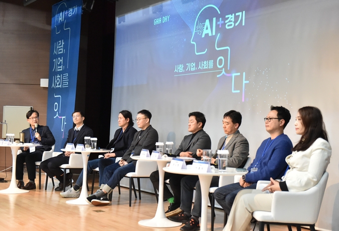 7일 판교 스타트업캠퍼스에서 열린 「AI+ 경기」 밋업에서 강성천 경기도경제과학진흥원장이(왼쪽 첫 번째)과 패널들이 간담회를 하고 있다. (사진=경기도경제과학진흥원 제공)