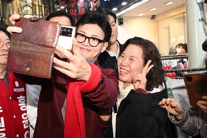 한동훈 국민의힘 비상대책위원장이 7일 경기도 수원시 지동못골시장에서 지지자와 기념사진을 찍고 있다. (사진=옥지훈 기자)