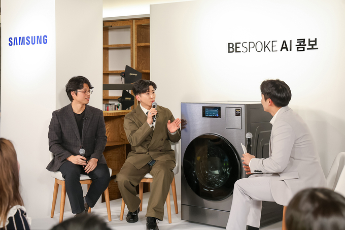 삼성전자 직원과 방송인 브라이언이 비스포크 AI 콤보 제품으로 토크쇼를 진행하고 있다. (사진=삼성전자 제공)