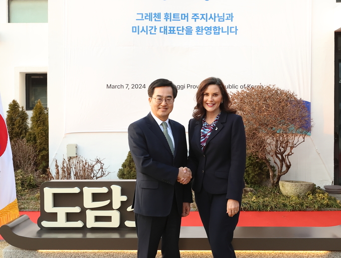 지난 7일 도담소에서 김동연 경기도지사와 그레첸 휘트머 미국 미시간주지사가 만나 기념촬영을 하고 있다. (사진=경기도 제공)