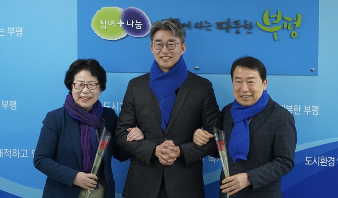노종면 더불어민주당 부평구갑 예비후보가 8일 오전 인천 부평구청에서 통합선대위원회 출범을 선언하는 기자회견을 마치고 홍미영 총괄선대원장과 신은호 선대위원장과 함께 기념촬영을 하고 있다. ( 사진 = 김주헌 기자 )