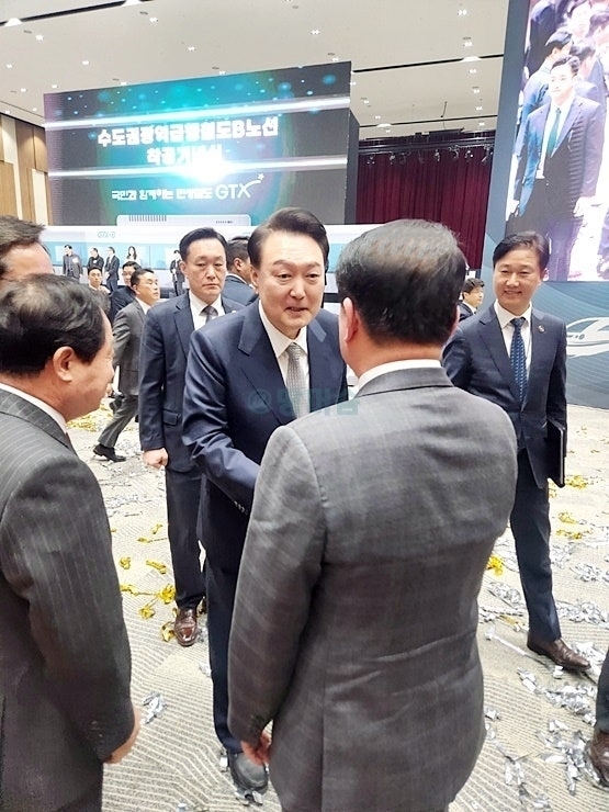 백경현 구리시장이 인천 연수구 송도국제도시 컨벤시아에서 열린 수도권 광역급행철도(GTX) B노선 착공 기념식에 참석해 윤석열 대통령과 악수를 하고 있다.(사진=구리시 제공)