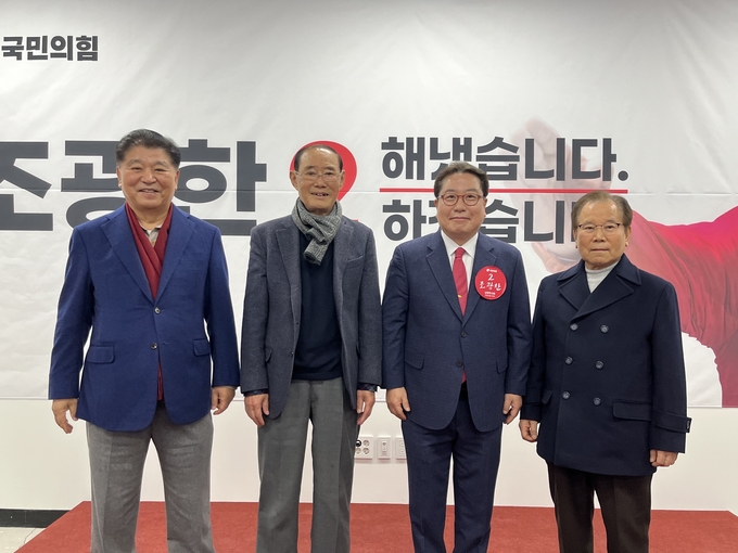 국민의힘 조광한(왼쪽 세 번째) 남양주병 후보가 8일 선거사무소 개소식에 참석한 역대 남양주 시장들과 함께 기념촬영을 하고 있다.(사진=조 후보 측 제공)