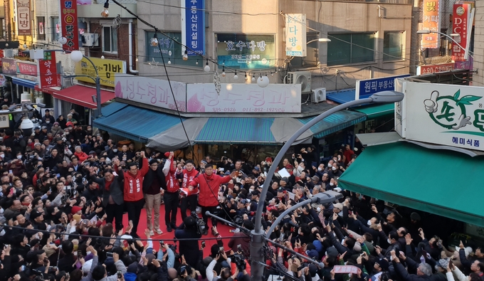 8일 오후 용인 중앙시장에서 국민의힘 한동훈 비상대책위원장과 용인지역 후보들이 단상에 올라 인사를 하고 있다. (사진=나규항 기자)
