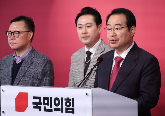정영환(오른쪽) 국민의힘 공천관리위원장이 9일 서울 여의도 당사에서 제19차 공관위 회의 결과를 발표하고 있다. (사진=연합뉴스)