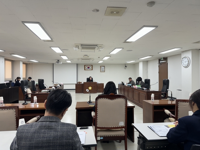 홍보담담관실 심의를 거부한 민주당 소속 의원들이 추경안 심의에서 퇴장해 오른쪽 자리가 비어있다. (사진=천용남 기자)