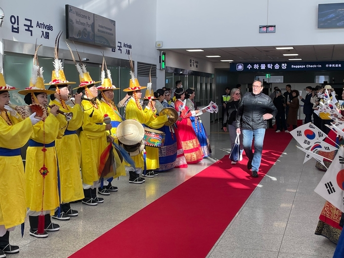지난 8일 크루즈터미널 앞에서 궁중 퍼레이드 등 환영식이 열렸다. ( 사진 = 인천시 제공 )