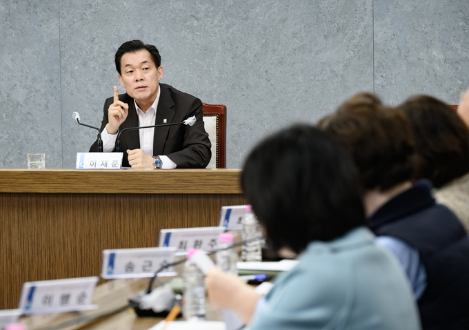 지난 8일 진행된 '수원새빛돌봄 플랫폼 구축 착수보고회'에서 이재준 수원시장이 발언하는 모습. (사진=수원시 제공)