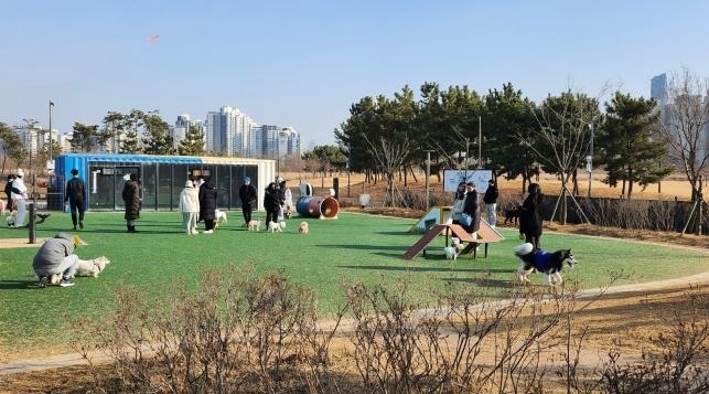 인천 송도달빛공원 도그파크를 시민들과 반려동물들이 이용하고 있다. ( 사진 = 인천시 제공 ) 