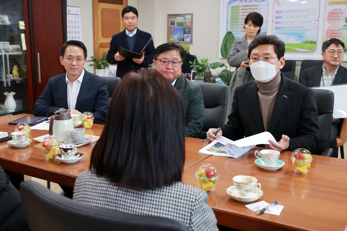 이상일 용인시장이 기흥구 청덕동에 있는 청덕초등학교를 방문했다. (사진=용인시 제공) 