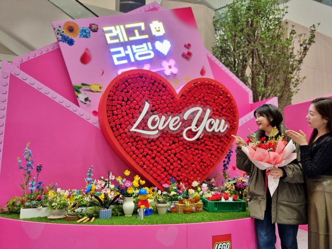 롯데백화점 동탄점 1층에서 진행 중인 레고 러빙 유 팝업. (사진=롯데쇼핑 제공)