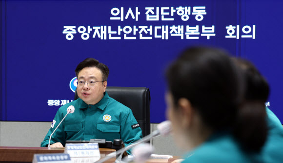 조규홍 중앙재난안전대책본부 1차장(보건복지부 장관)이 10일 오후 서울 종로구 정부서울청사에서 열린 의사 집단행동 중앙재난안전대책본부 회의에서 발언하고 있다. (사진=연합뉴스)