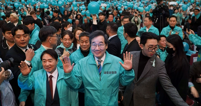 10일 광주 김대중센터에서 이낙연 새로운미래 대표가 지지자들을 향해 손을 흔들고 있다. (사진=새로운미래 제공)