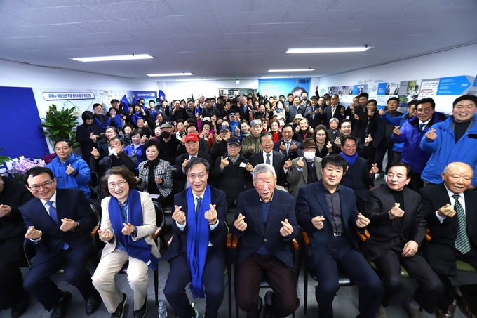 지난 9일 유동수 더불어민주당 계양구갑 예비후보가 작전동 선거사무소에서 개소식을 열고 지지자들과 기념촬영을 하고 있다. ( 사진 = 유동수 예비후보 선거캠프 제공 )
