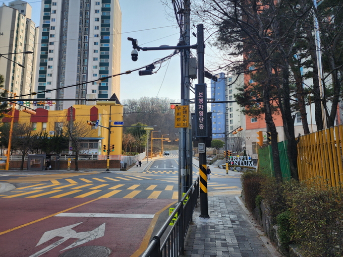 시흥시는 교통사고 다발 구간에 안전한 보행환경을 조성하고자 인공지능(AI) 기술을 활용한 ‘우회전 및 보행자 충돌예측 시스템’을 관내 3곳에 설치하고 운영에 들어간다. (사진=시흥시 제공)