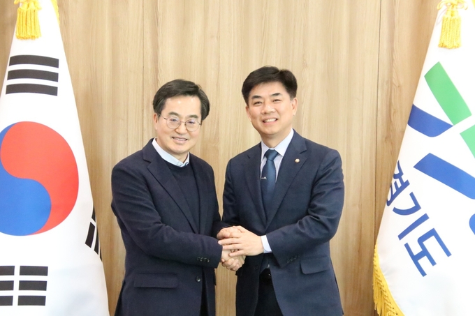 김동연 경기도지사(왼쪽)과 김병욱 신임 더불어민주당 경기도당 위원장이 지난 8일 경기도청에서 만나 기념사진을 찍고 있다. (사진=더불어민주당 경기도당 제공)