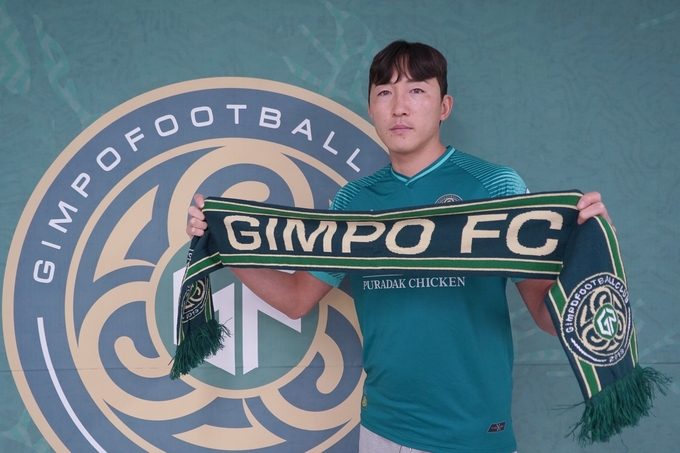 수원FC의 김현훈 선수가 김포FC에 영입 쵤영을 앞 두고 포즈를 취하고 있다. (사진=김포FC 제공)