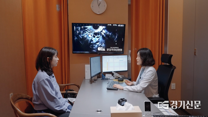 분당차여성병원 난임센터 신지은 교수(사진 오른쪽)가 방송인 서동주씨 진료를 보고 있다. (사진=분당차여성병원 제공)