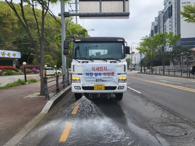 용인시가 봄철 미세먼지 저감을 위해 이달 말까지 16t 살수차 6대를 임차해 도로에 살수 작업을 한다. (사진=용인시 제공)<br>
