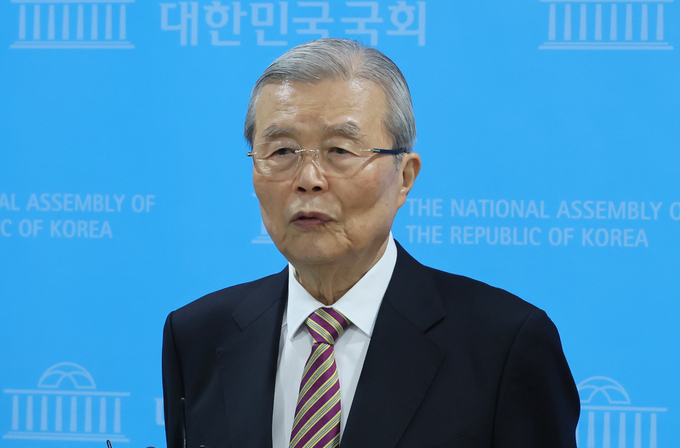 김종인 개혁신당 공천관리위원장이 11일 국회 소통관에서 제2차 개혁신당 공천관리위원회 브리핑을 한 후 취재진의 질문에 답하고 있다. (사진=연합뉴스)