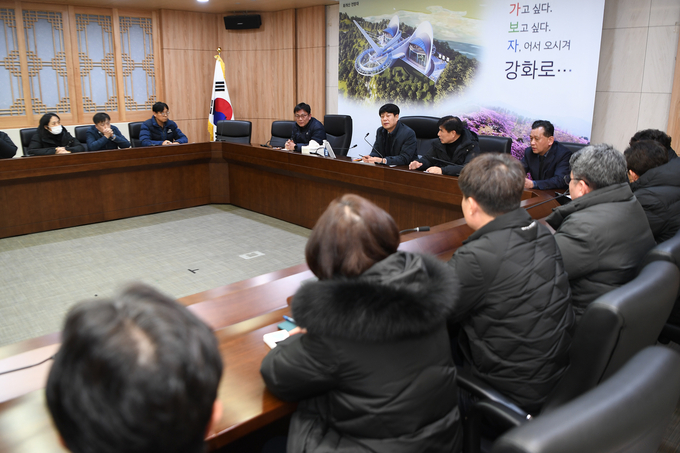 9일 윤도영 부군수 권한대행체제 전환 긴급회의가 열리고 있다. (사진 = 강화군 제공 )