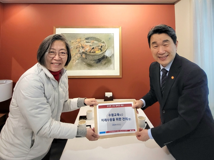 이수정(국힘·수원정) 경기대 교수와 이주호 교육부장관이 11일 ‘수원교육4.0 시대’ 공약 건의안을 들어보이고 있다. (사진=이수정 교수 측 제공)