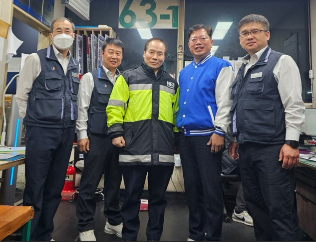 김승원(민주·수원갑) 의원이 11일 수원여객운수를 찾아 업계 종사자들과 기념촬영을 하고 있다. (사진=김승원 의원 측 제공)
