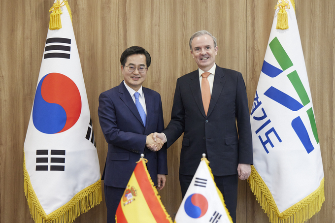 11일 김동연 경기도지사가 경기도청을 방문한 기예르모 키르크파트릭 주한 스페인 대사와 악수하고 있다. (사진=경기도 제공)