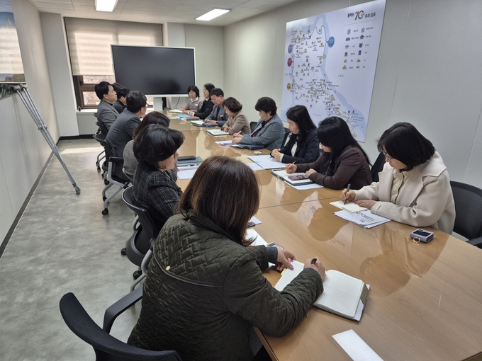 김포시가 지난 11일 공무원 사망과 관련한 긴급대책위원회의를 갖고 법적 대응 및 심리지원방안에 대해 논의했다. (사진=김포시 제공)