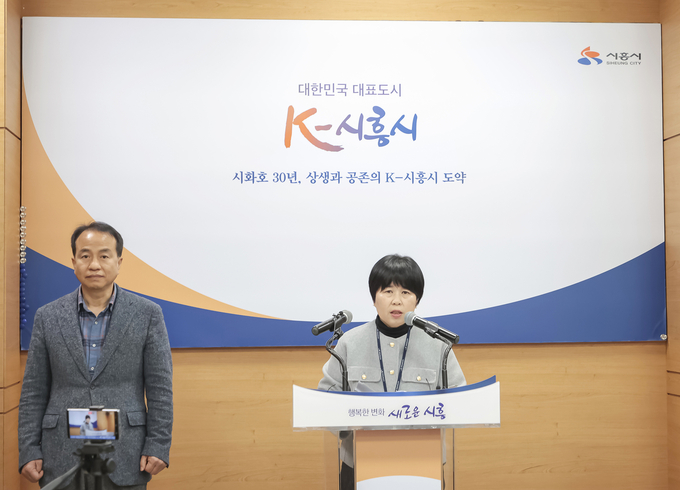 조혜옥 평생교육원장은 12일 언론브리핑을 통해 “장기적인 도시 개발에 지친 시민에게 수준 높은 교육 서비스를 제공하며 시민의 삶의 질을 높이는 소프트웨어적 성장이 필수적인 시기”라며 “이러한 욕구에 부응하기 위해 시흥시민캠퍼스Q를 시작했다”고 밝혔다. (사진=김원규 기자).