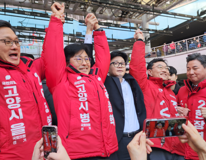 한동훈 국민의힘 비대위원장이 고양시 국민의힘 후보들과 함께 지지자들의 환호에 화답하고 있다. (사진=국민의힘 측 제공) 