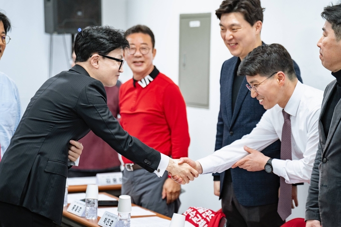 11일 고양시 라페스타에서 진행된 시민 간담회에서 국민의힘 이형섭 의정부을 국회의원 후보(오른쪽)와 한동훈 비상대책위원장이 악수하고 있다. (사진=이형섭 후보 측 제공)