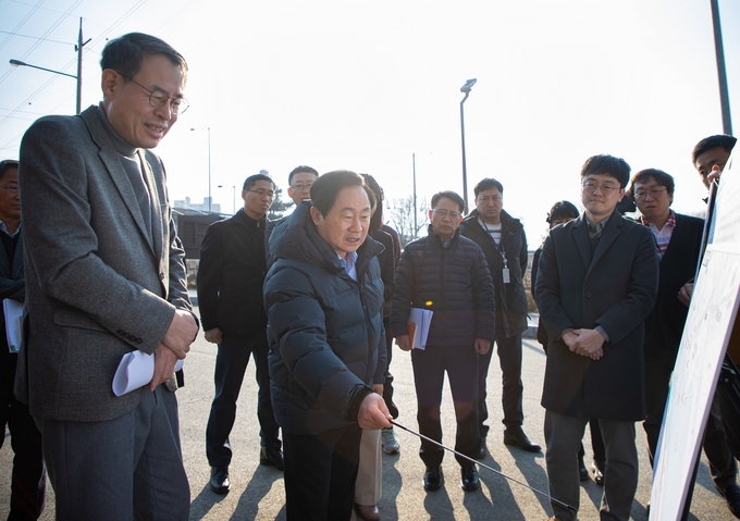 <strong>지난 1월 주광덕 시장이 강희업 대광위 위원장과 함께 수석대교 등 광역교통사업 추진사항을 점검하고 있다. (사진=남양주시 제공)</strong>