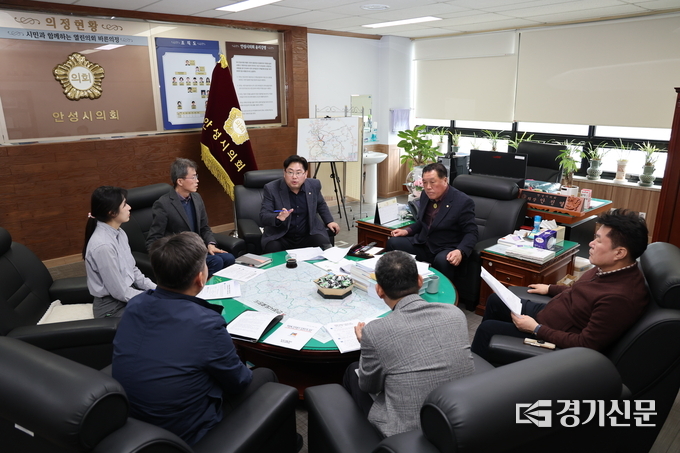 안성시의회가 축종별 악취등급의 단계조정을 위해 축산정책과와 면담을 진행하고 있다. (사진=안성시의회 제공)