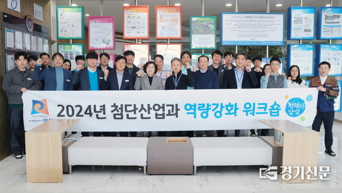김보라 안성시장과 관계 공무원들이 한솔아이원스를 방문해 기념촬영을 하고 있다. (사진=안성시 제공)