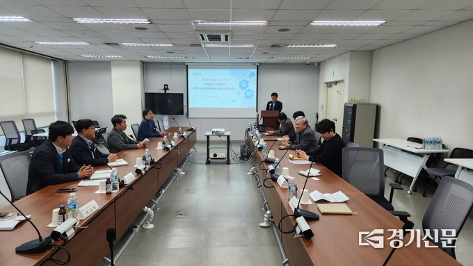 안성시가 한국전자통신연구원(ETRI)을 방문해 반도체 산업 육성에 대해 논의 하고 있다(사진=안성시 제공)