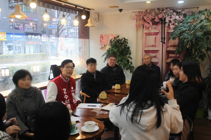 방문규(국힘·수원병) 후보가 12일 수원의 한 카페에서 학부모들과 대화를 나누고 있다. (사진=방문규 후보 측 제공)