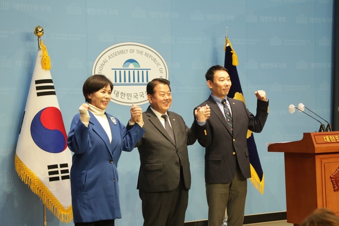  '개혁 3남매' (왼쪽부터 민주당 최민희, 김병주, 김용민 후보) 공동 기자회견(사진=김병주 의원실 제공)