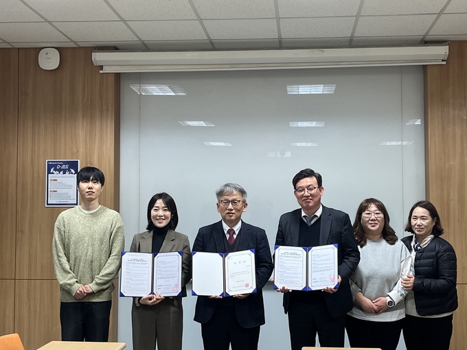 경기도일자리재단은 ‘2023년 청년맞춤형 온라인 취업지원사업’ 우수 참여 대학인 대진대학교, 안양대학교, 한세대학교에 12일 표창장을 수여했다.