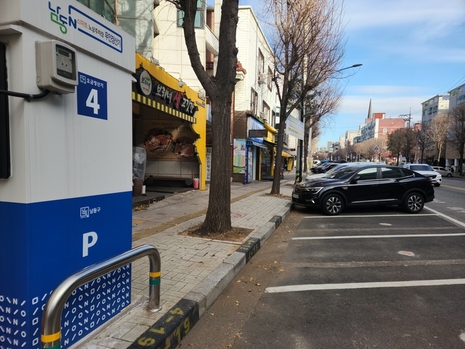인천 남동구 만수동 하촌로 일대에 조성된 스마트 노상 공영주차장 모습. ( 사진 = 박지현 기자 )