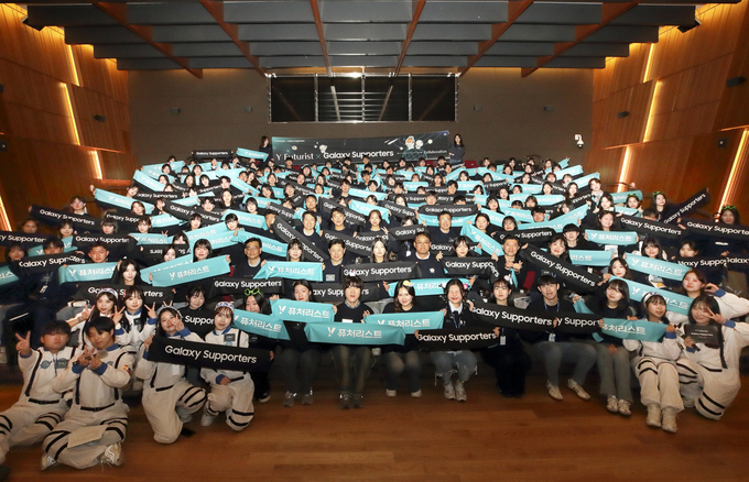 지난 12일 서울 중구 페럼타워에서 열린 KT 마케팅 서포터즈 'Y퓨처리스트'와 삼성전자의 '갤럭시 대학생 서포터즈'의 공식 협업을 시작하는 발대식 행사에서 참석자들이 기념 촬영하고 있다. (사진=KT 제공)