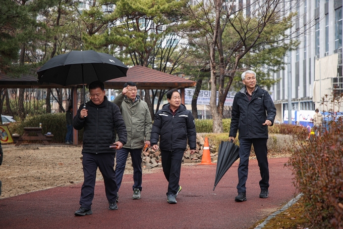 주광덕 남양주시장이 12일 관계자들과 함께 바람근린공원을 찾아 사업추진 상황을 점검하고 있다. (사진=남양주시 제공)
