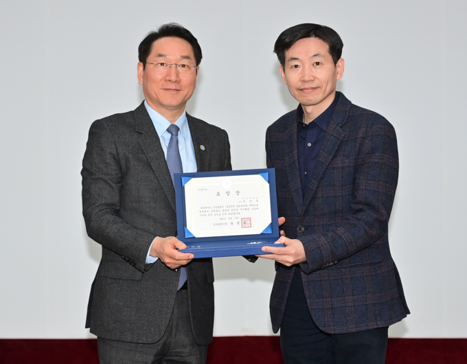 경복대 건설교육원 박상윤 교수(사진 오른쪽)가 ‘2023 인천시 주택정책 추진 유공자’로 선정돼 유정복 인천시장으로부터 공동주택 품질 개선 기여 표창장을 받고 있다. (사진=경복대 제공)