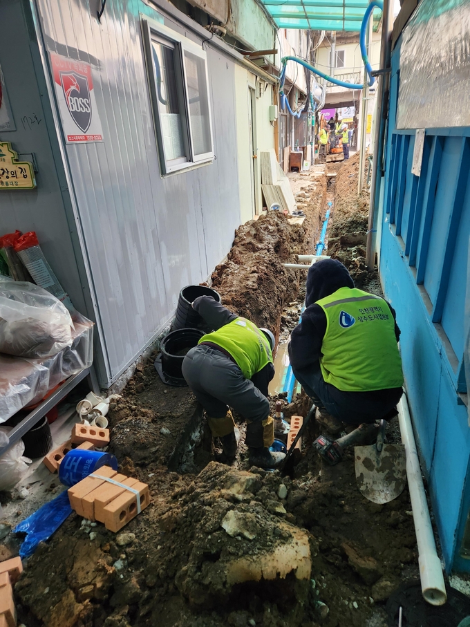 노후상수도관 교체 공사를 하고 있다. ( 사진 = 인천상수도사업본부 제공 )