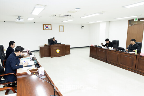 12일 김포시의회 예산결산위원회에서 '2024년 제1회 추가경정예산안' 심사가 진행하고 있다. (사진= 천용남 기자)