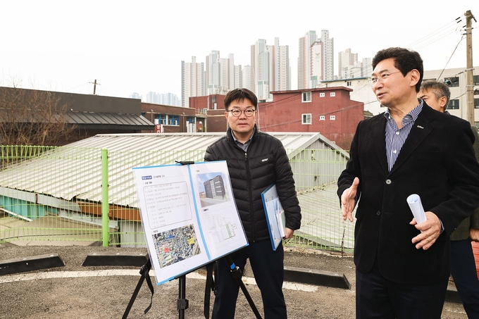 이상일 용인시장이 신갈오거리 일대의 구도심 회복을 위한 신갈오거리 도시재생사업 현장을 방문했다. (사진=용인시 제공)