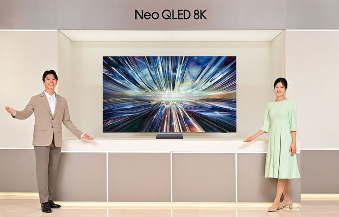 삼성전자 모델이 역대급 성능의 '3세대 AI 8K 프로세서'를 탑재한 2024년형 Neo QLED 8K TV 신제품을 소개하고 있다. (사진=삼성전자 제공)