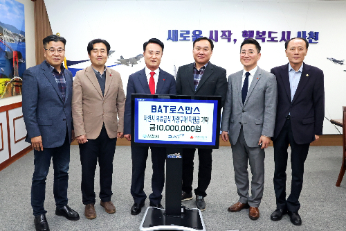 지난 12일 진행된 후원금 전달식. (왼쪽부터) 김상배 BAT사천공장 이사, 김지형 공장장, 박동식 사천시장, 정대은 사천지역시민봉사단 단장, 박은덕 경남사회복지공동모금회 사무처장, 윤형근 사천시의회 의장. (사진=BAT로스만스 제공)
