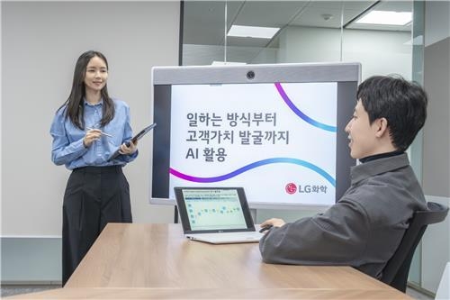 LG화학 임직원이 코딩없이 활용 가능한 AI 분석 플랫폼 활용 방법을 교육하고 있다. (사진=LG화학 제공)
